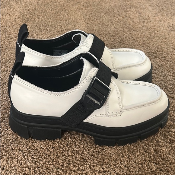 UGG Ashton Platform Shoes - Picture 1 of 5